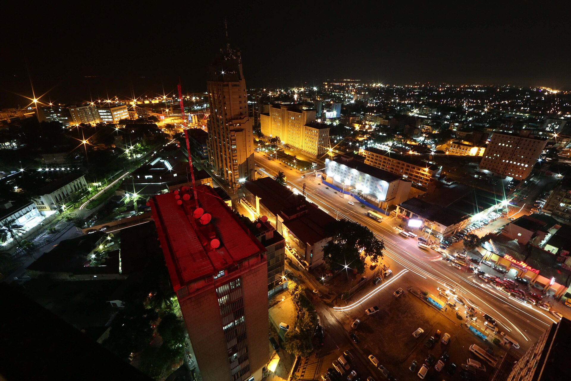 Kinshasa de nuit, vue depuis un immeuble du centre-ville